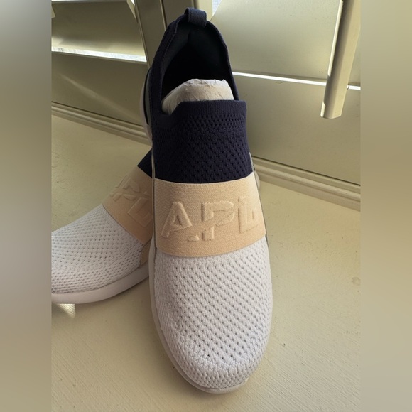 New APL Techloom Bliss Sneakers Navy/Beach/White Unisex Men’s 7.5 - Women’s 9